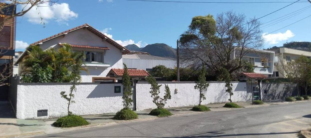 Casas e apartamentos de temporada para 4 pessoas, com terraço e piscina e ainda vista and jardim, com animais de estimação em Teresópolis