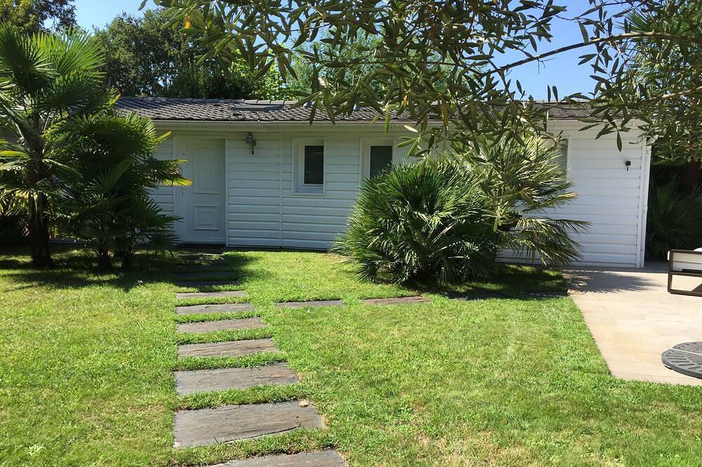 House and its pool near the beach in Andernos-les-Bains, Arcachon region