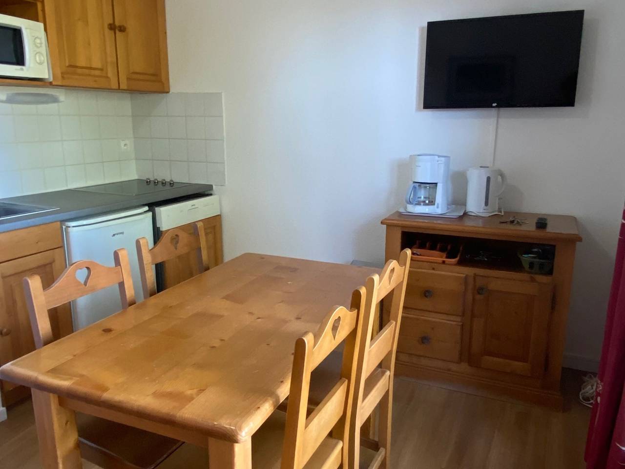 Appartement entier, Deux pièces au calme avec piscine à Super-Besse in Lac Pavin, Besse-et-Saint-Anastaise