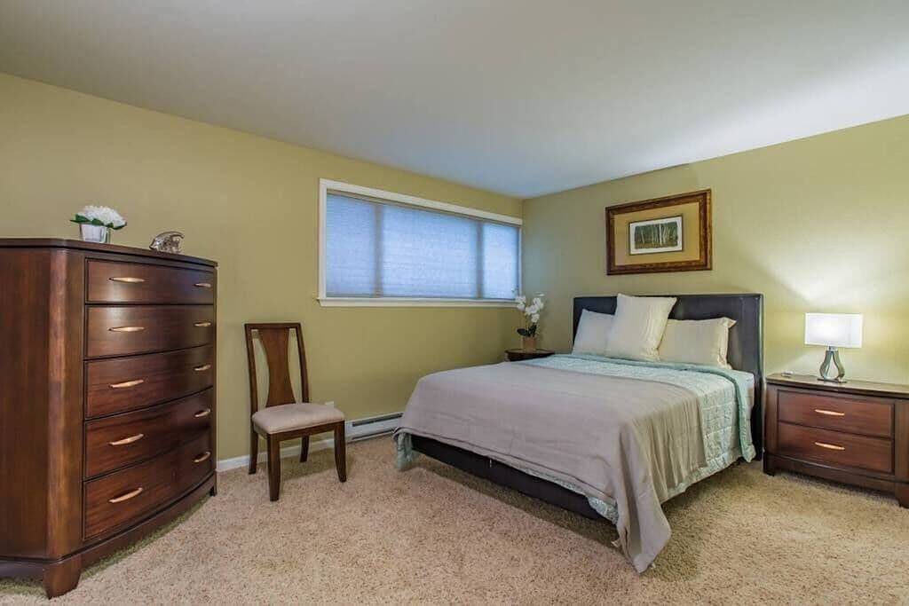 Ganze Wohnung, Meerblick, Whirlpool-Badewanne, gehobenes historisches Viertel in Tacoma, Pierce County