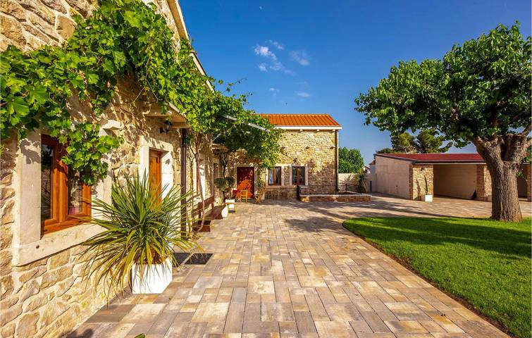 Charmantes, ca. 33 m² großes Apartment mit Pool, Küche, WLAN und Parkplatz in Zadar