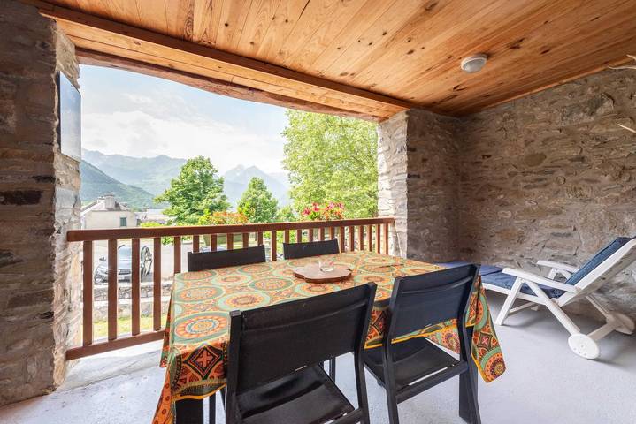 Location de vacances pour 8 personnes, avec Balcon/Terrasse ainsi que Jacuzzi et Terrasse à Guchan