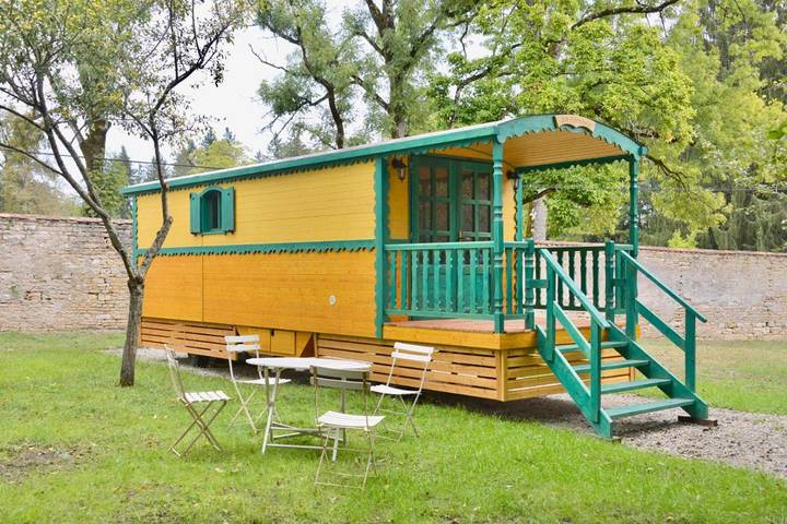 Location de vacances pour 4 personnes, avec Jacuzzi et Terrasse ainsi que Jardin et Piscine à Scey-sur-Saône-et-Saint-Albin