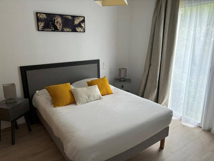 Appart’hôtel pour 3 personnes, avec vue ainsi que jardin et piscine, animaux acceptés