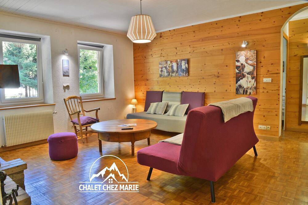 Ganze Wohnung, Apartment 5/6 pers 70 m² Ground floor of chalet Chez Marie, terrace. 100 m ski bus. in Montriond, Les Portes du Soleil