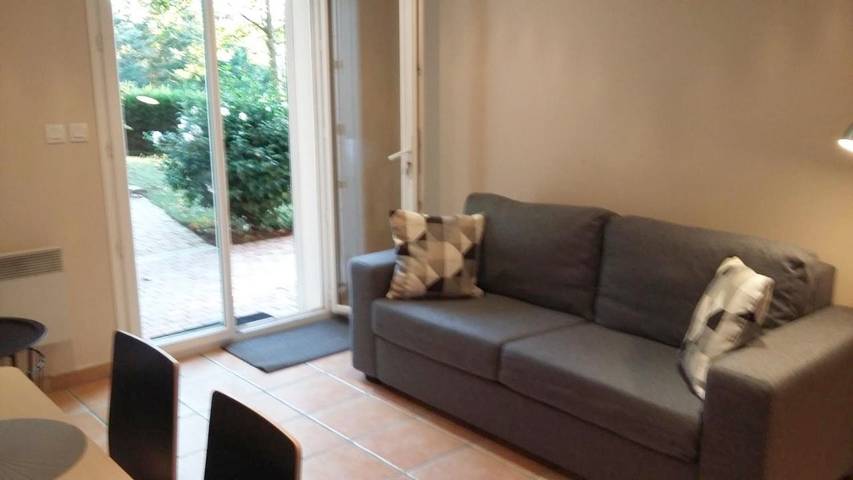 Gîte pour 6 personnes, avec terrasse ainsi que vue et jardin à Charbonnières-les-Bains - 4