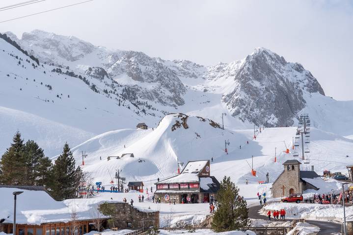 Apartamento entero, Apartamento 'Mongie Hebdo' con vistas a la montaña y balcón in La Mongie, Bagnères-de-Bigorre
