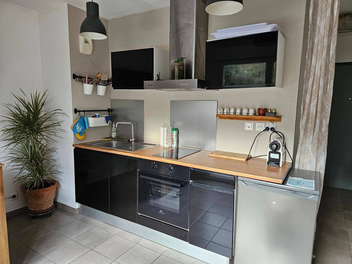 Appartement entier, Appartement cosy climatisé dans résidence fermée in Sarrola-Carcopino, Région d'Ajaccio
