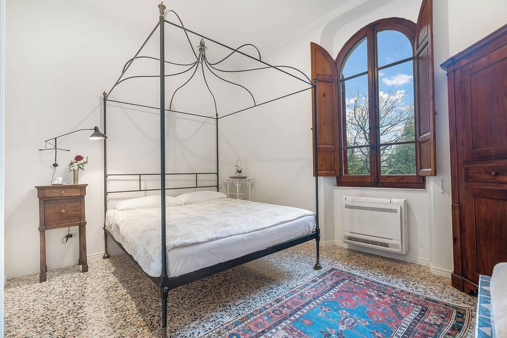 Villa Spenser - Cinqueterre    Historic villa with sea view, pool, A/C, sleeps 8 in La Spezia, Riviera di Levante