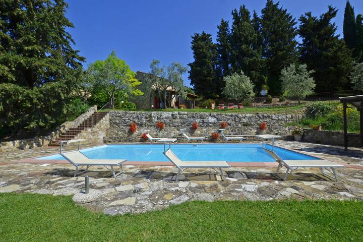 Appartamento per 5 persone, con terrazza e piscina a Tavarnelle Val di Pesa