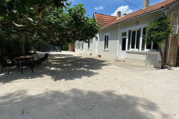 Location de vacances pour 8 personnes, avec jardin à Mollégès