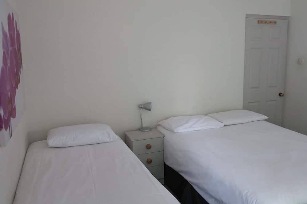 Large cottage Amazing location! Family group or friends up to 24 people! in Brockenhurst, Hampshire