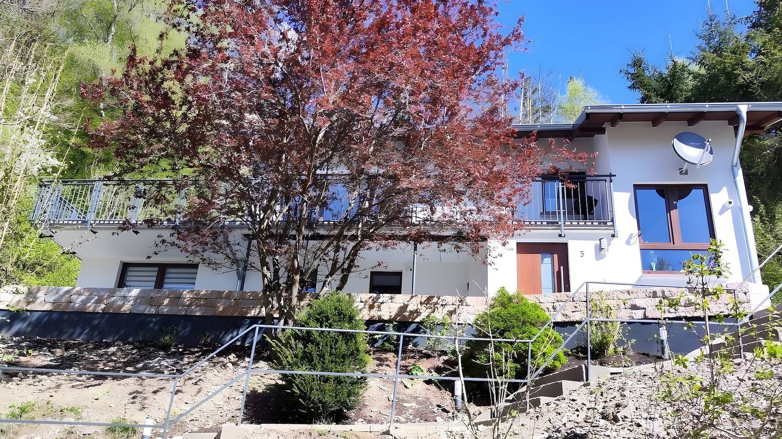 Geheel appartement, Chalet aan de Diemelsee met uitzicht op het meer in het Sauerland in Diemelsee, Upland