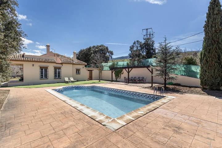 Chalet para 7 personas, con piscina además de jardín y vistas en Vega de Granada