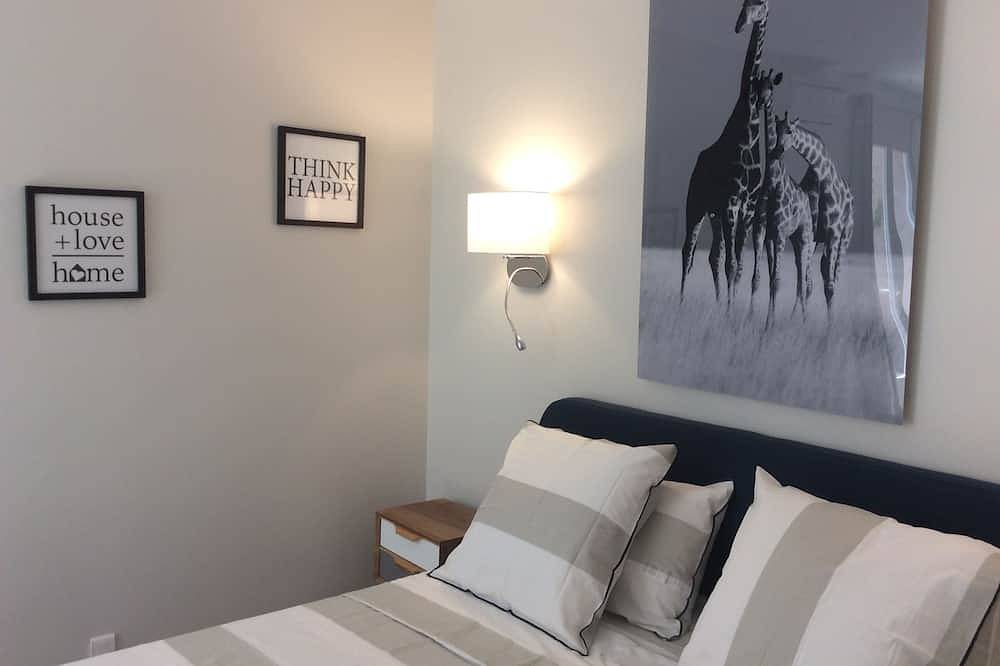 Entire apartment, Air-conditioned studio with charming little garden in Villeneuve les Avignon in Villeneuve-lès-Avignon, Nimes region