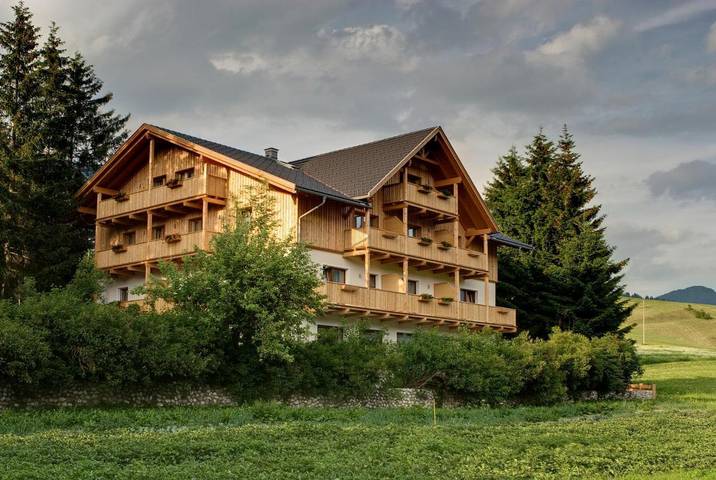 B&B für 2 Personen, mit Balkon und Whirlpool sowie Terrasse und Garten in Pustertal