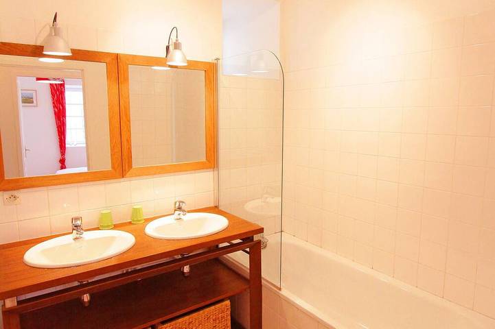 Location de vacances pour 6 personnes, avec terrasse ainsi que jardin et piscine à Aragon - 4