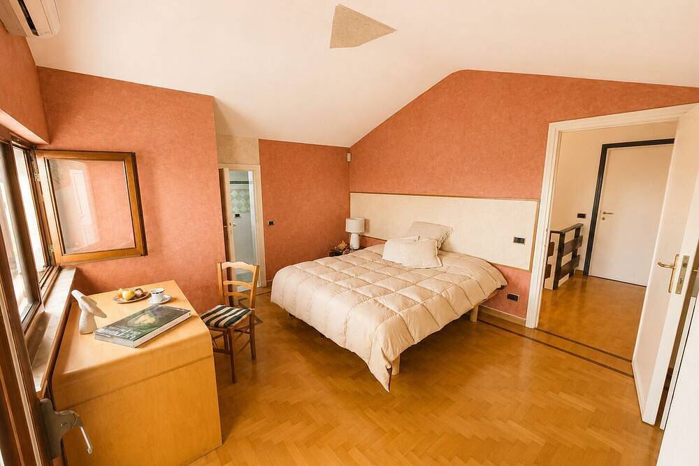 Elegant Spacious Villa in Serene Roman Oasis -- Family-Friendly in Infernetto, Rome