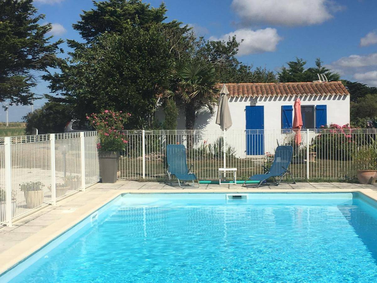 Double Room with Pool View in Beauvoir-sur-Mer, Vendée