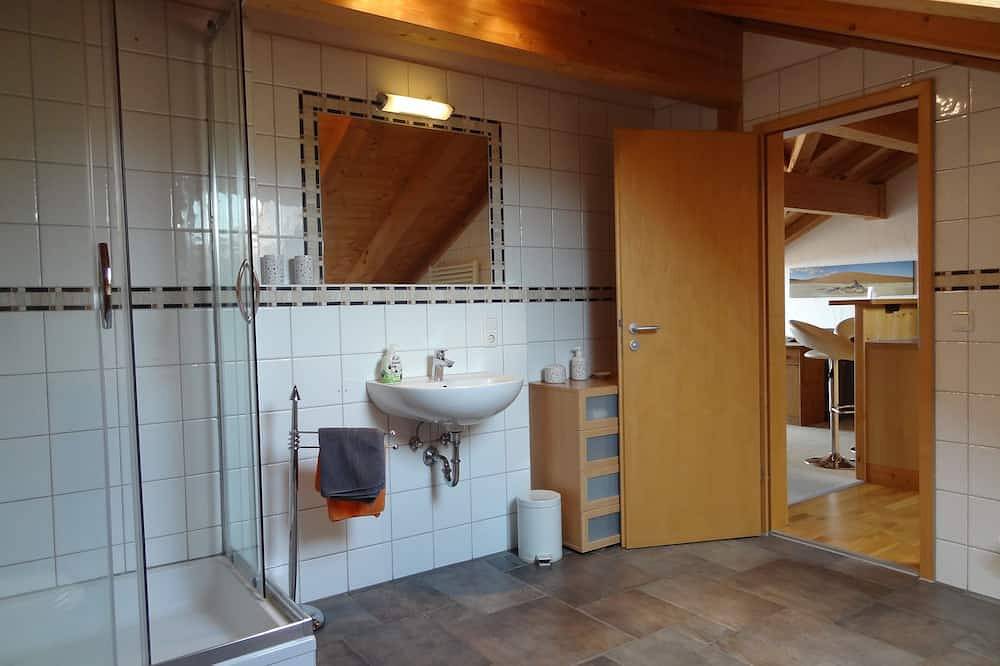 Ganze Wohnung, Helle Ferienwohnung mit traumhaftem Bergblick in Arzbach, Wackersberg