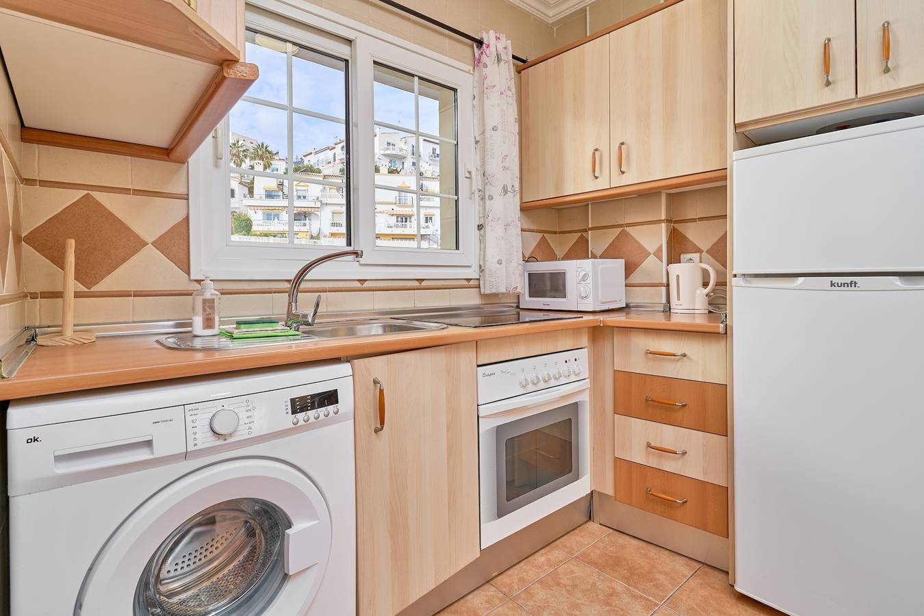 Entire apartment, Apartment 'Burriana Beach Apt Nerja' with Mountain View, Wi-Fi and Air Conditioning in Playa de Burriana, Nerja