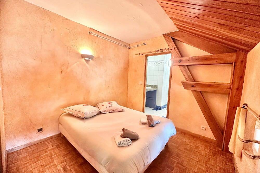 Entire apartment, Apartment 'Chez Zoë Au Chalet De Segure' with Mountain View, Shared Garden and Wi-Fi in Abriès-Ristolas, Queyras
