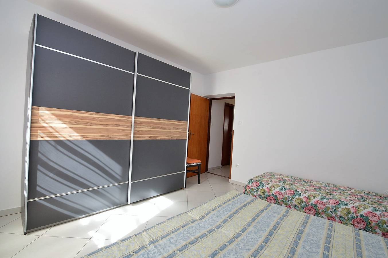 Ganze Wohnung, Wohnung Rahela 2 in Mali Lošinj, Zagazinjine. Das Erdgeschoss ist für 5 Personen geeignet und besteht aus: 1 Schlafzimmer mit 1 Doppelbett und 1 Einzelbett und 1 Schlafzimmer mit 1 Doppelbett, voll ausgestatteter Küche, Badezimmer mit Dusche und Terrasse mit Sitzgelegenheiten. in Mali Lošinj, Lošinj