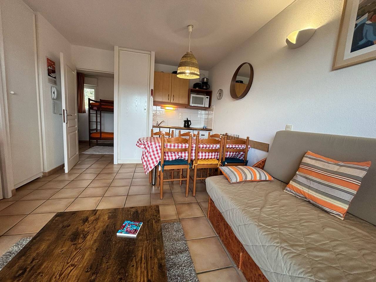 Entire apartment, Charming 2-room apartment with terrace and pool access in Urrugne, Bayonne region
