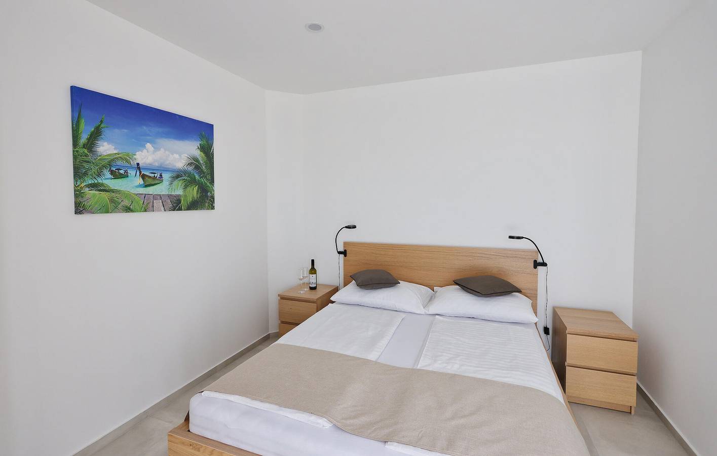 Geheel vakantieappartement, Gezellig Appartement met WiFi, AC, Parkeerplaats, Terras - 700m naar Strand in Vodice, Šibenik-Knin