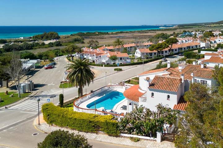 Gîte pour 8 personnes, avec piscine ainsi que jardin et terrasse à Son Bou - 2