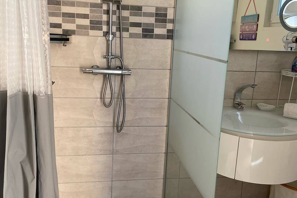 Apartamento entero, 100% self-contained studio at the foot of the Dentelles de Montmirail in Violès, Vaucluse