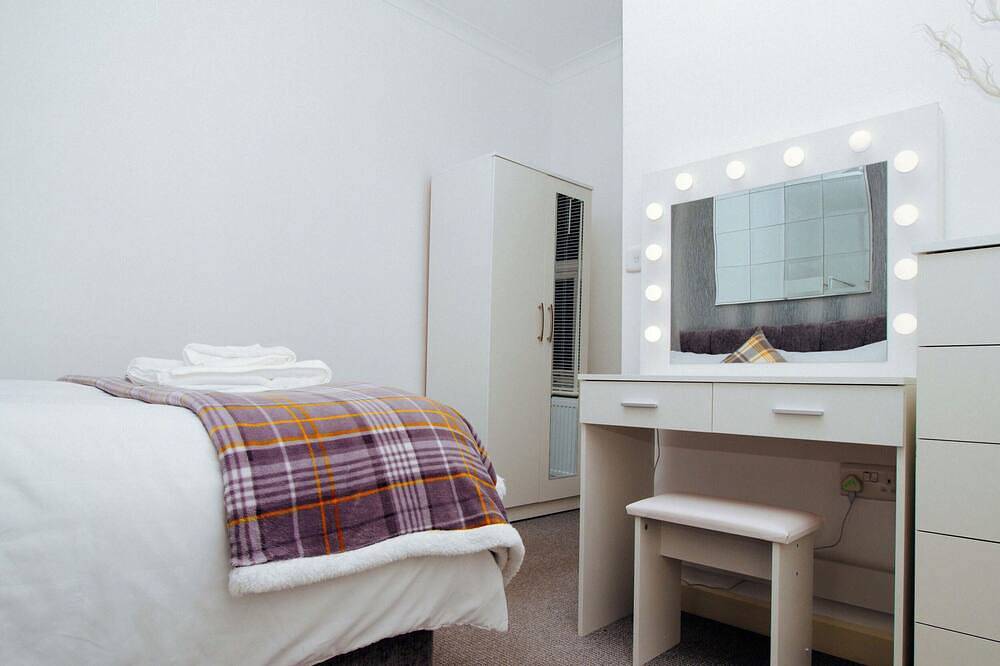 Entire apartment, Elegant Spacious 2 Bed Flat with Garden - Sleeps 7 in Watford, Hertfordshire