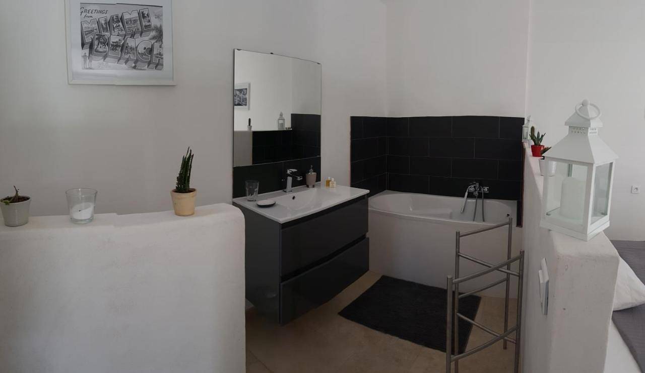 Double Room in Saint-Quentin-la-Poterie, Région de Nîmes