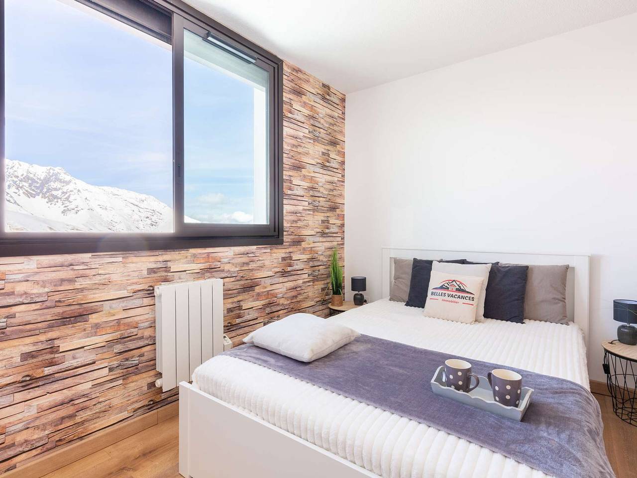 Entire apartment, Ski-In/Ski-Out Apartment with Stunning Mountain Views, Sleeps 6, Modern Amenities in Saint-Lary-Soulan, Pyrenees National Park