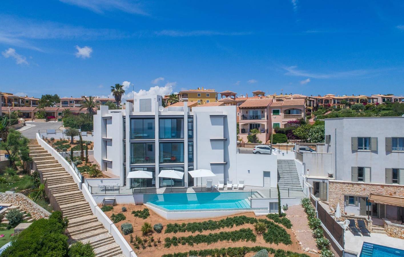 Apartment mit Meerblick, Pool und Grill, 2 km zum Strand in Cala Anguila, Manacor