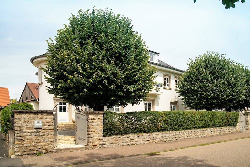 Ganze Wohnung, Großzügig geschnittene Ferienwohnung mit Freisitz in Jagsthausen, Stuttgart Region