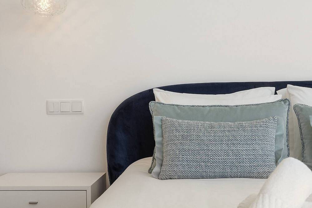 Lux House - Exclusive Retreat w/ Pool & View in Leiria, Pousos, Barreira e Cortes, Leiria