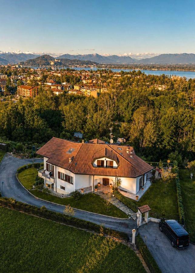 Ferienwohnung für 6 Personen, mit Balkon und Garten sowie Ausblick und Seeblick in Arona (Lago Maggiore)