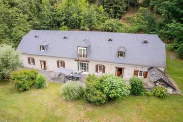 Gîte pour 14 personnes, avec jardin et terrasse à Beaucens