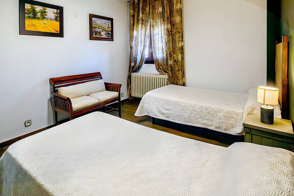 Casa Vacacional 'Viria' con Vistas a la Montaña, Wi-Fi y Aire Acondicionado in Navaluenga, Valle del Alberche