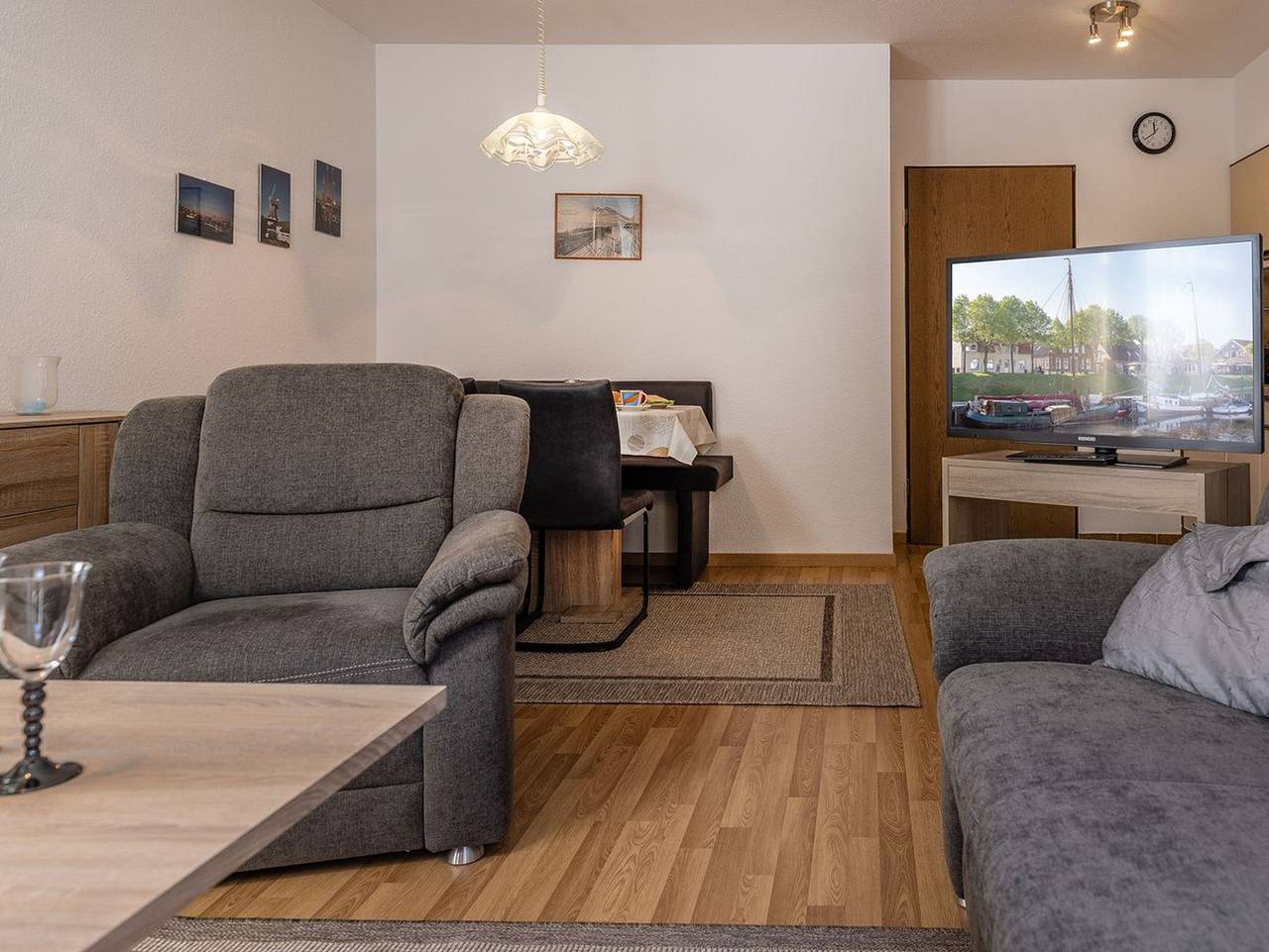Ganze Ferienwohnung, Ferienwohnung 50063 - Erholsam und wohnlich: Die gemütliche Erdgeschoss-Wohnung bietet alles, was 4 bis 5 Personen für ein paar entspannte Tage brauchen. Durch die Strandnähe -nur ca. 300m- steht einem abendlichen Spaziergang am Wasser nichts mehr im Wege. in Carolinensiel-Harlesiel, Wittmund