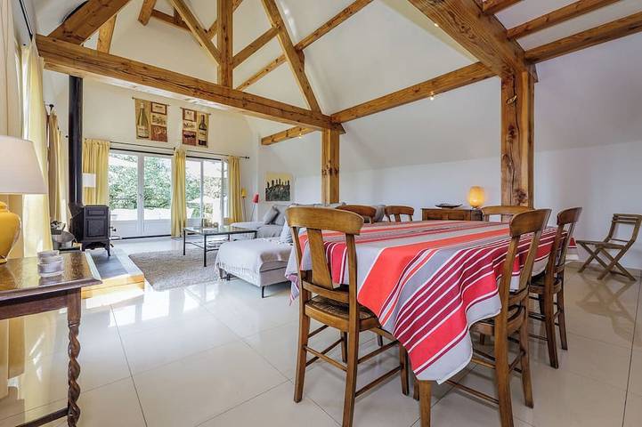 Mirandole, modern holiday home with views and heated pool in Martel, Lot