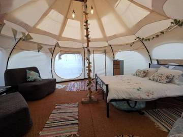 Tente pour 4 personnes, avec jardin ainsi que vue et piscine, animaux acceptés en Dordogne