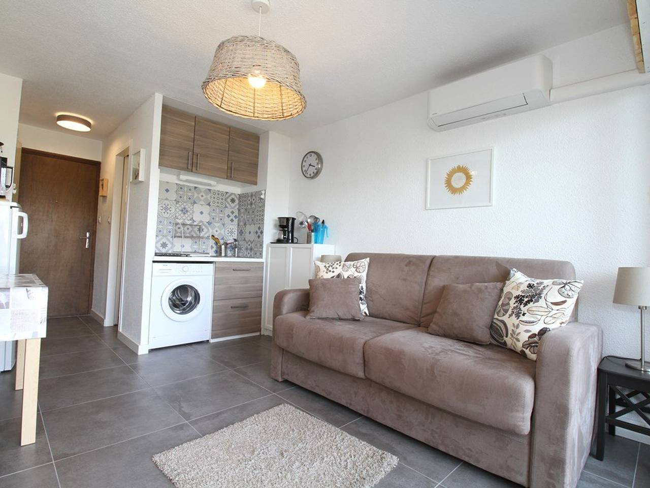 Studio entier, Charmant studio rénové avec grande terrasse, climatisation, parking privé, proche commerces et Thermes in Balaruc-les-Bains, Côte méditerranéenne (France)