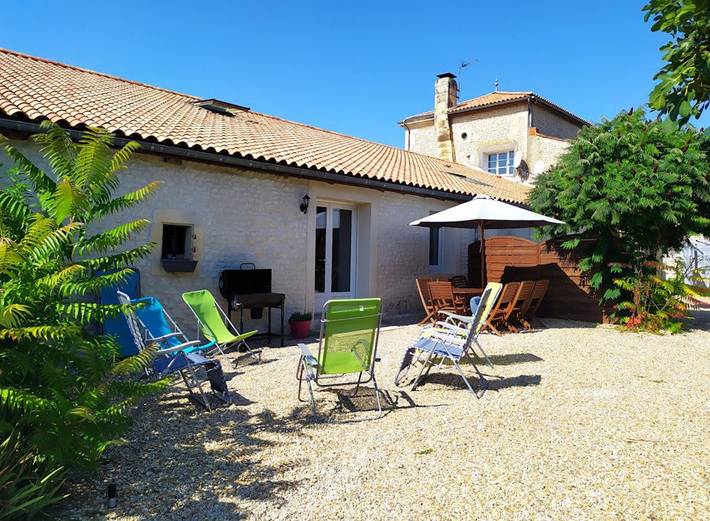 Gîte pour 8 personnes, avec jardin ainsi que terrasse et piscine à Saint-Seurin-de-Palenne