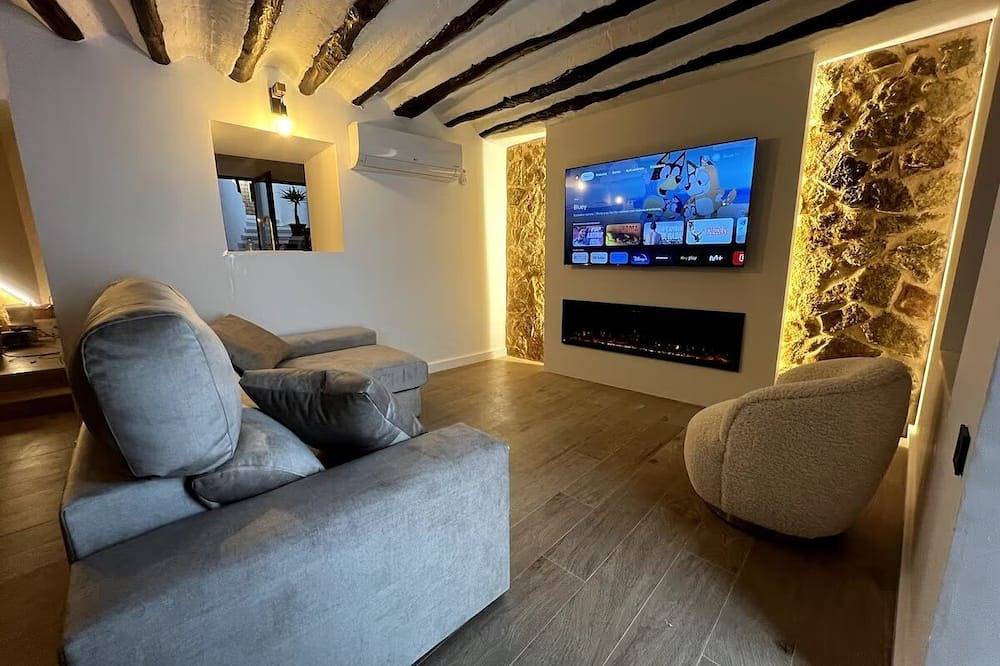 Cottage with jacuzzi and fireplace, ideal for couples. in Liétor, Albacete Province