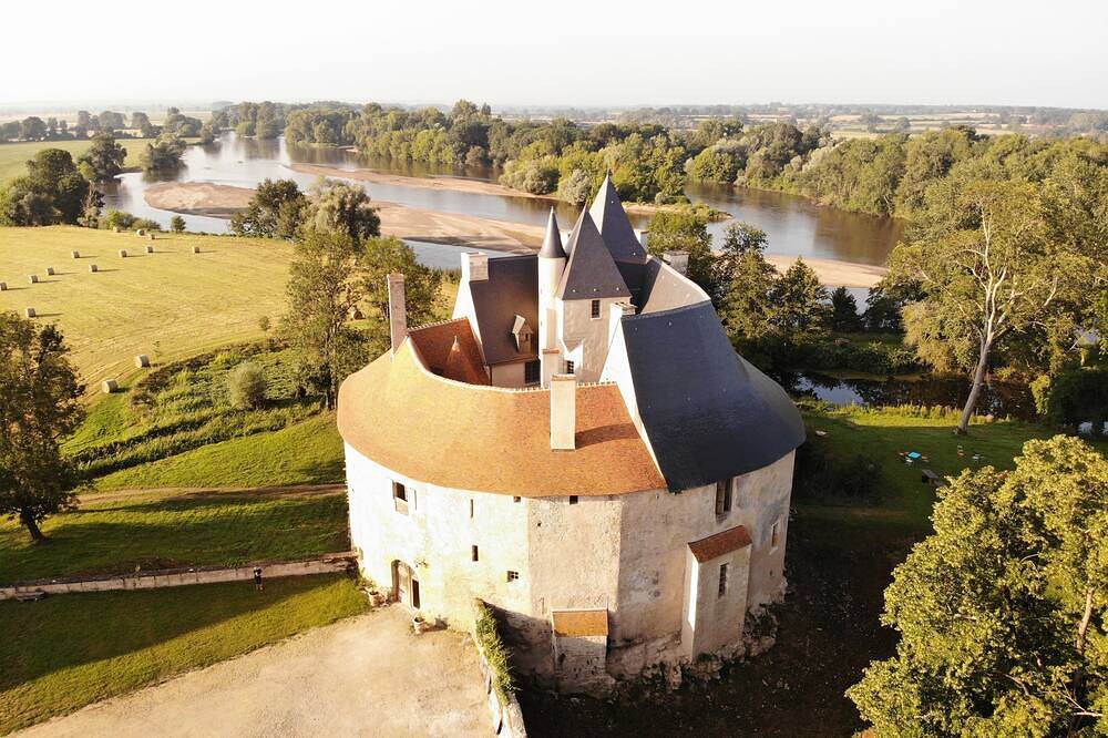 Château authentique au bord de l'eau, en pleine nature ! in Saincaize-Meauce, Nièvre