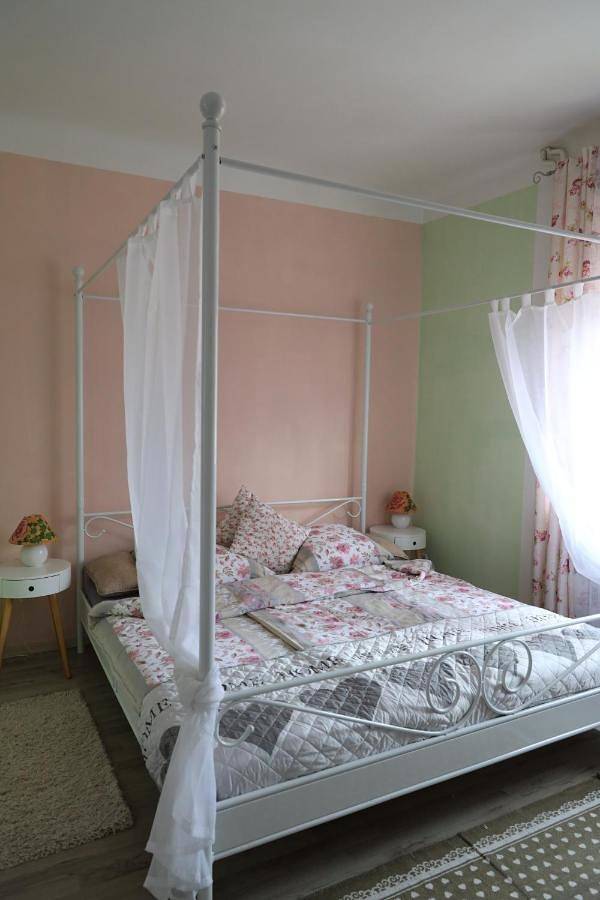 Ferienwohnung für 2 Personen, mit Terrasse und Garten sowie Ausblick in Püttlingen