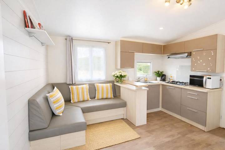 Chalet pour 4 personnes, avec Terrasse ainsi que Jardin et Piscine
