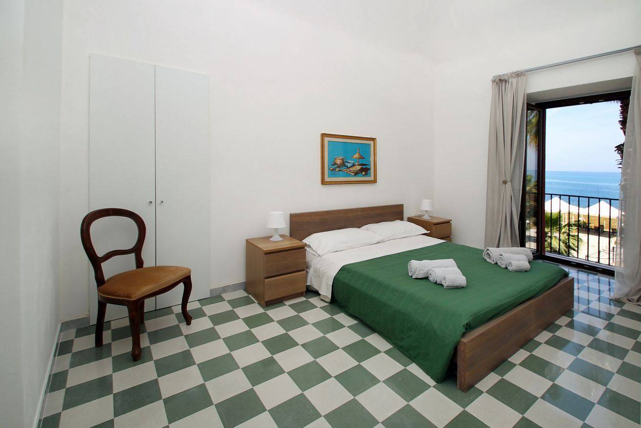 Apartamento inteiro, Dimora Burrafato 1: Historic Seafront Residence in Marina di Caronia, Caronia